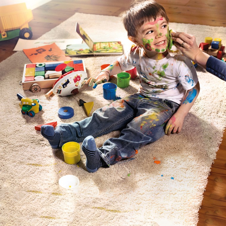 Ребенок весь в краске