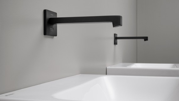 Смеситель из стены Brenta черный матовый (© Geberit) Смеситель из стены Brenta черный матовый (© Geberit)