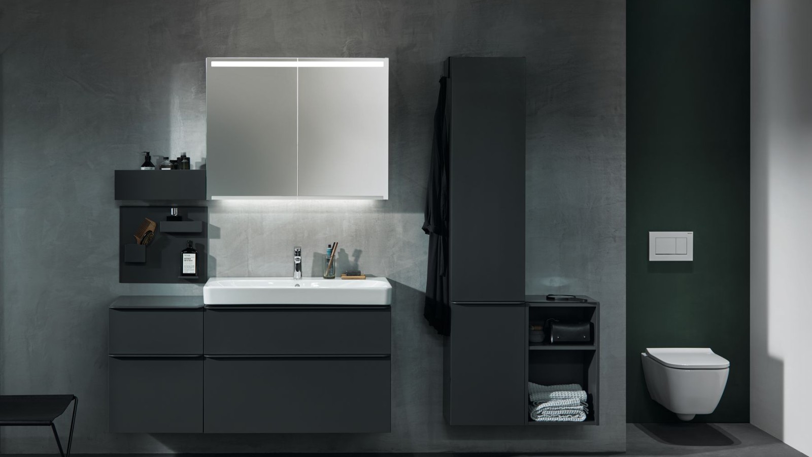 Подвесной унитаз Geberit Smyle Square, установленный в нише