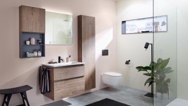 Ванная комната с раковиной, тумбой и зекральным шкафчиком Geberit с пастельными стенами