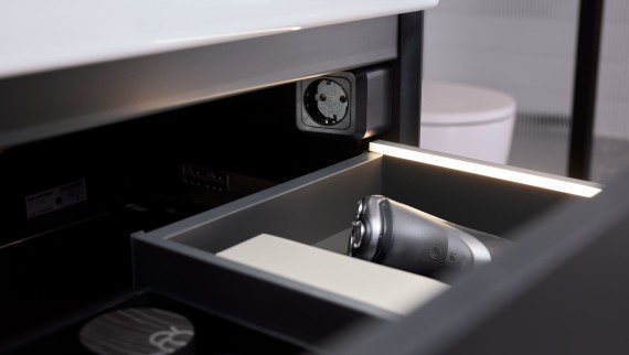 Ящик Geberit ONE со светодиодными лентами и розеточным модулем для подключения Ящик Geberit ONE со светодиодными лентами и розеточным модулем для подключения