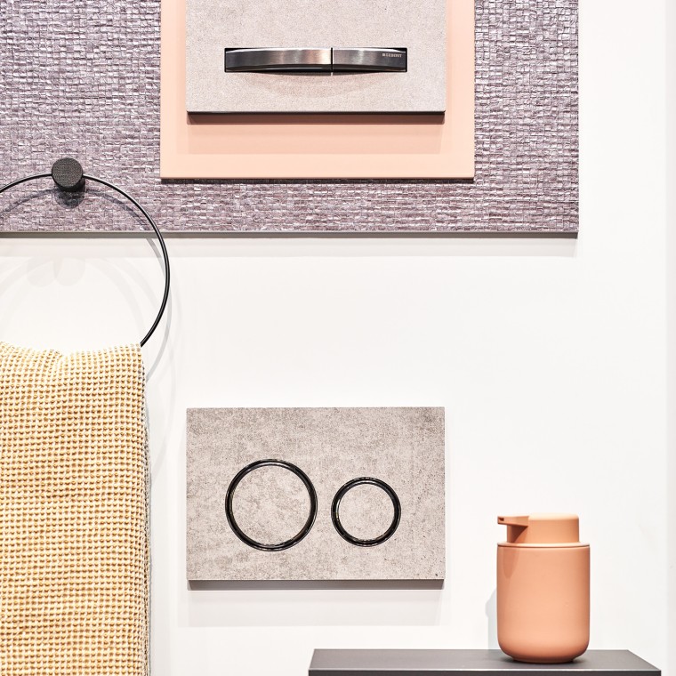 Сочетание различных материалов создает ощущение уюта в ванной комнате