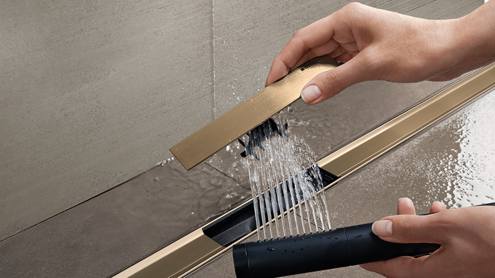 Женщина очищает гребенчатую вставку Geberit CleanLine (© Geberit) Женщина очищает гребенчатую вставку Geberit CleanLine (© Geberit)