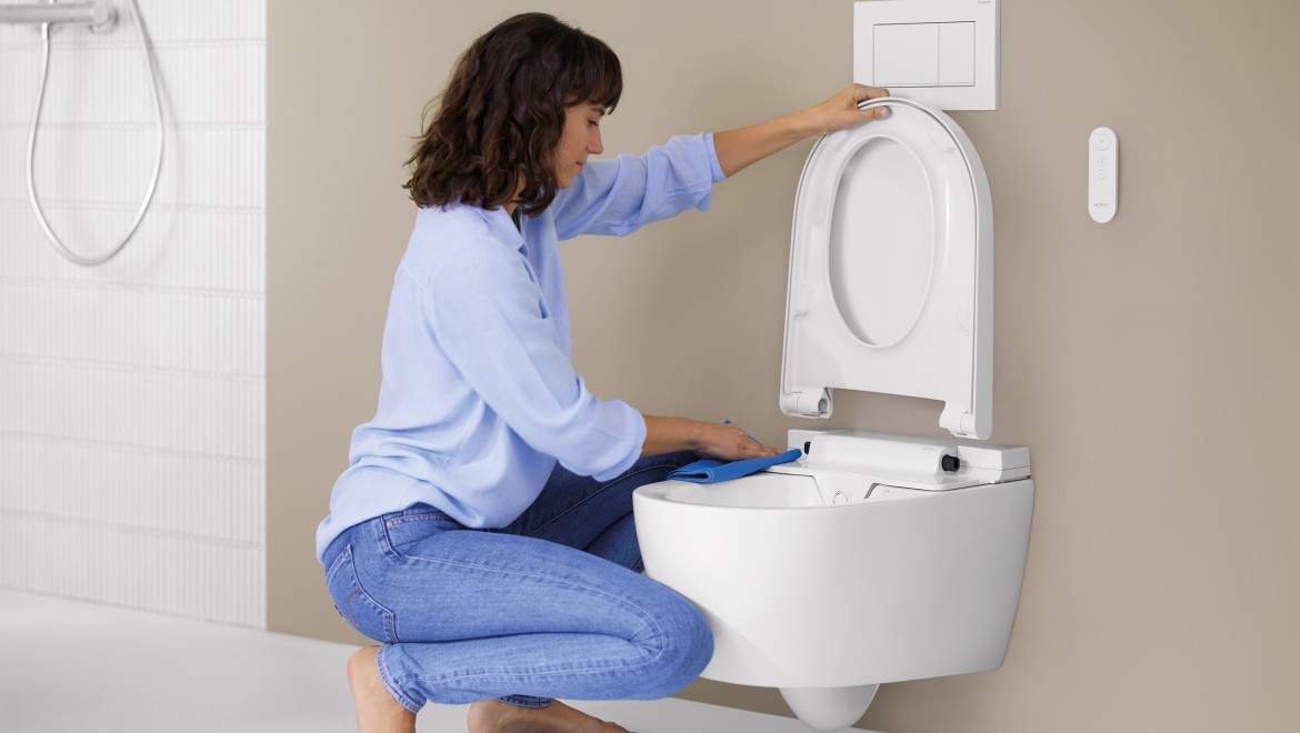 Девушка моет Geberit AquaClean Alba Девушка моет Geberit AquaClean Alba