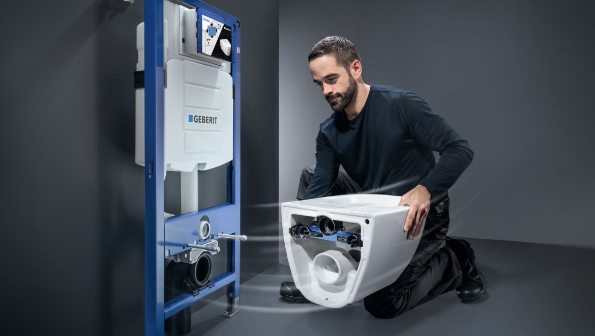 сантехник устанавливает систему Geberit Sigma и унитаз Geberit Acanto сантехник устанавливает систему Geberit Sigma и унитаз Geberit Acanto