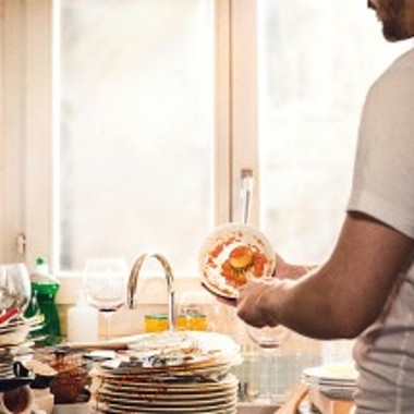 На кухне скапливается грязная посуда На кухне скапливается грязная посуда