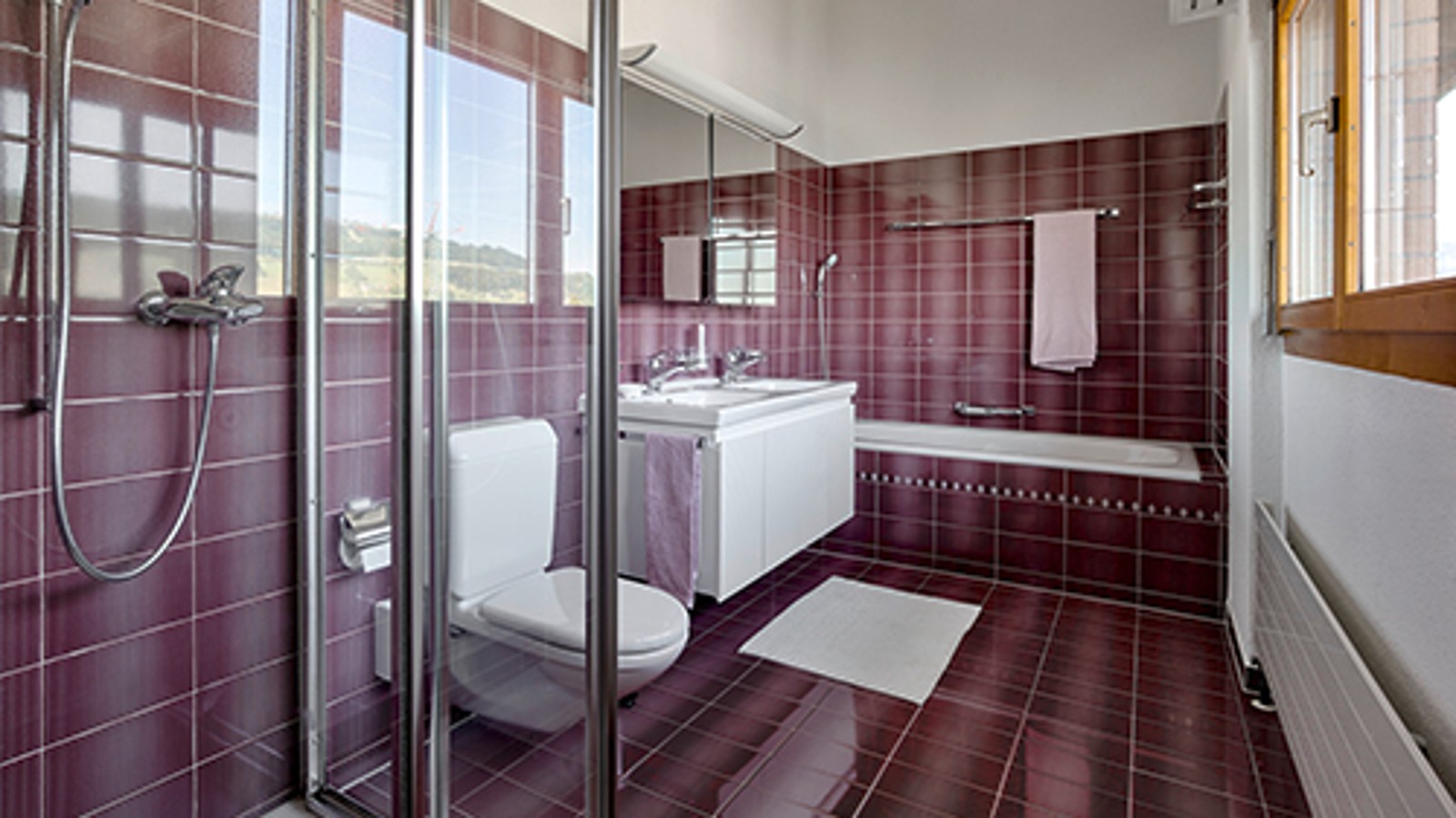 Ванная комната до ремонта с красной плиткой