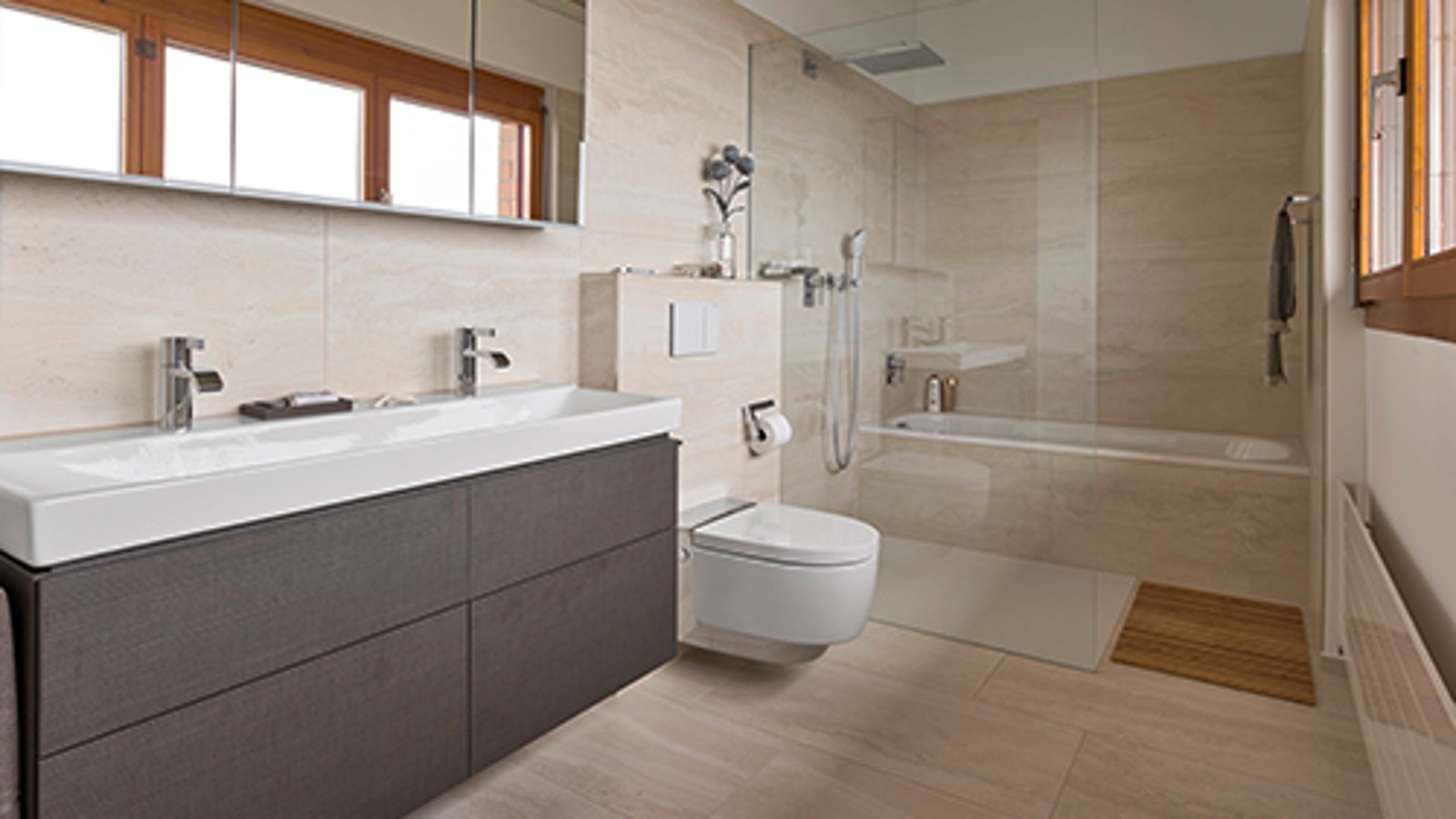 Ванная комната после ремонта с унитазом-биде Geberit AquaClean