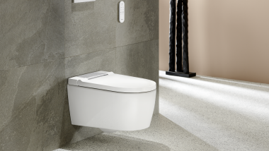 Ванная комната с Geberit AquaClean Sela белого цвета и смывной клавишей Geberit Sigma20.