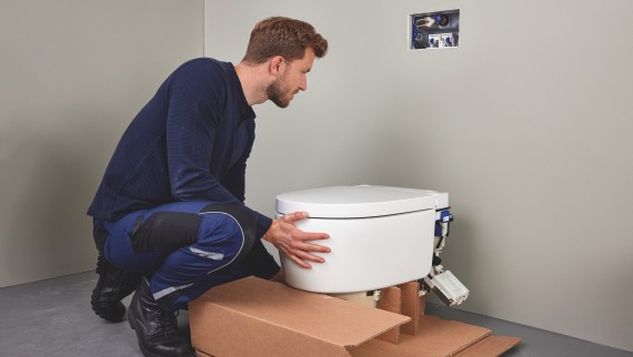 Сантехник с Geberit AquaClean Sela