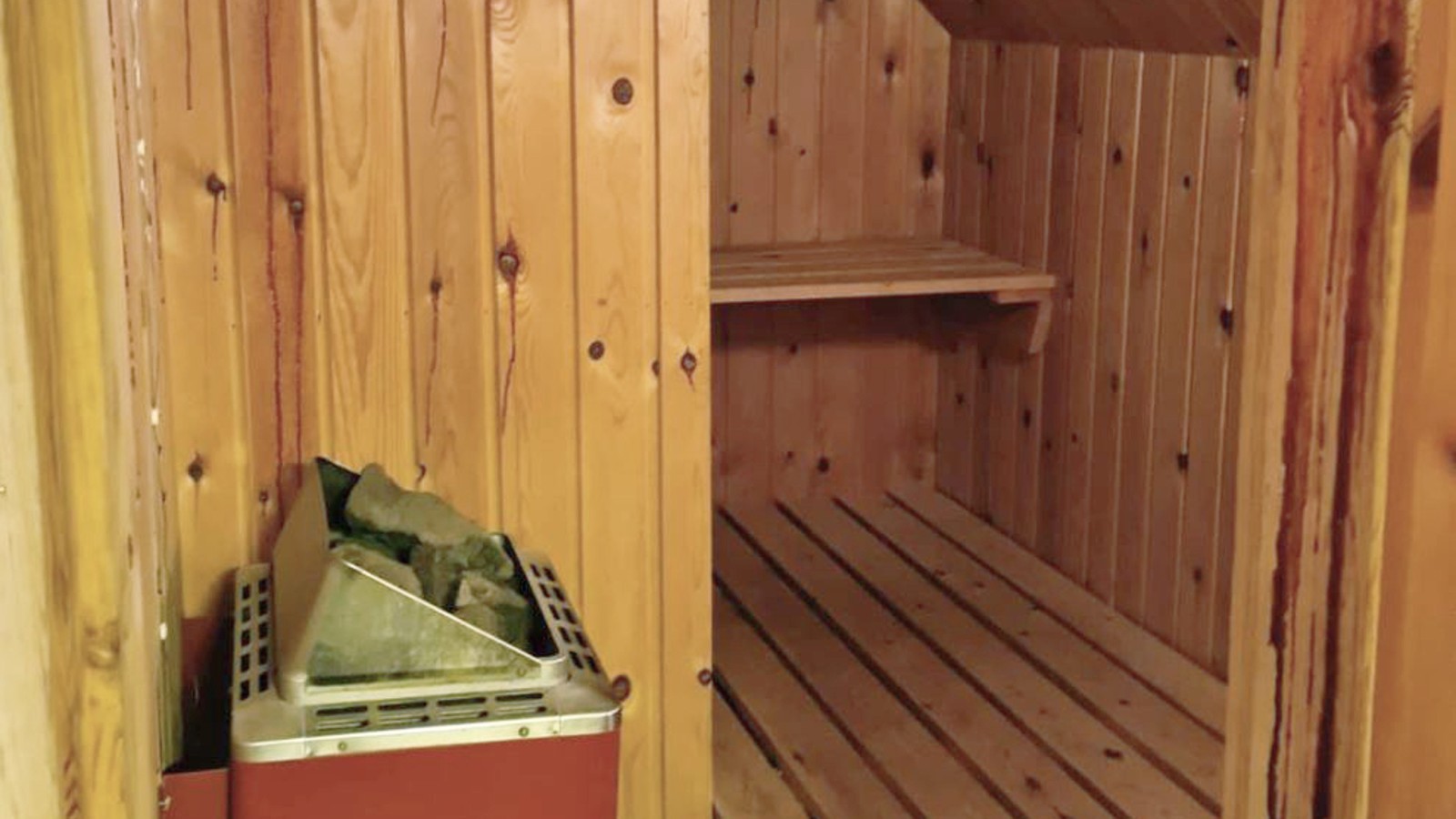 A sauna with a pitched roof (© @triner2 and @strandparken3)