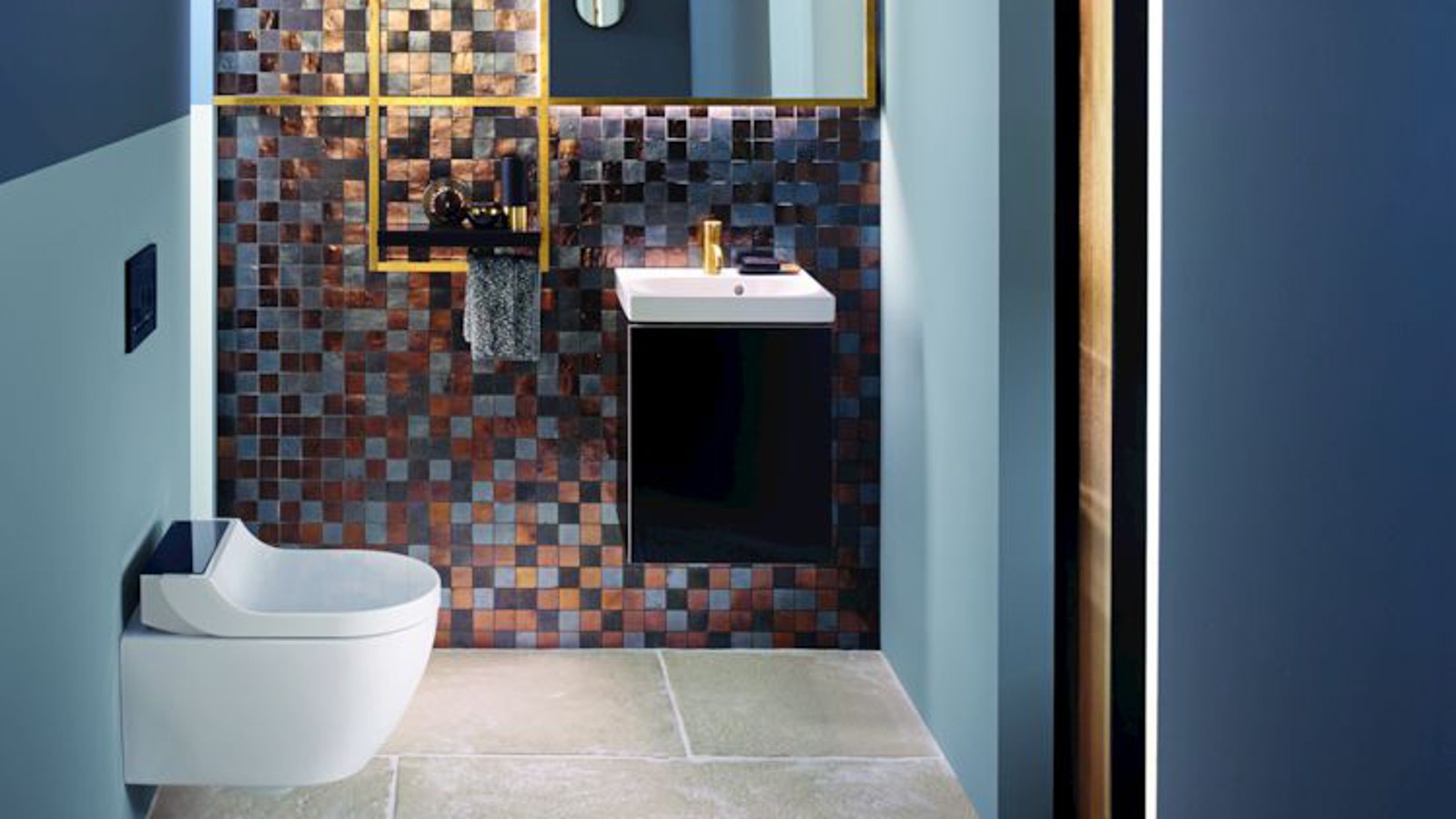 Золотые и медные оттенки привносят теплый свет в ванную комнату Золотые и медные оттенки привносят теплый свет в ванную комнату