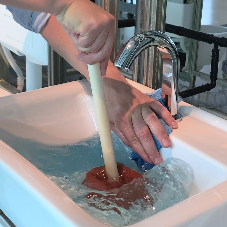 Закройте переливное отверстие тканью и рукой