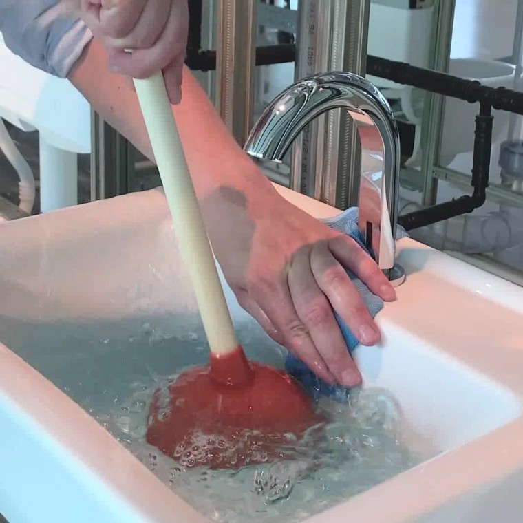 Движение вверх и вниз помогает расшатать засор