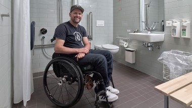 Питер Роос из Швейцарского центра для больных с параличом нижних конечностей в Ноттвиле (© Ben Huggler)