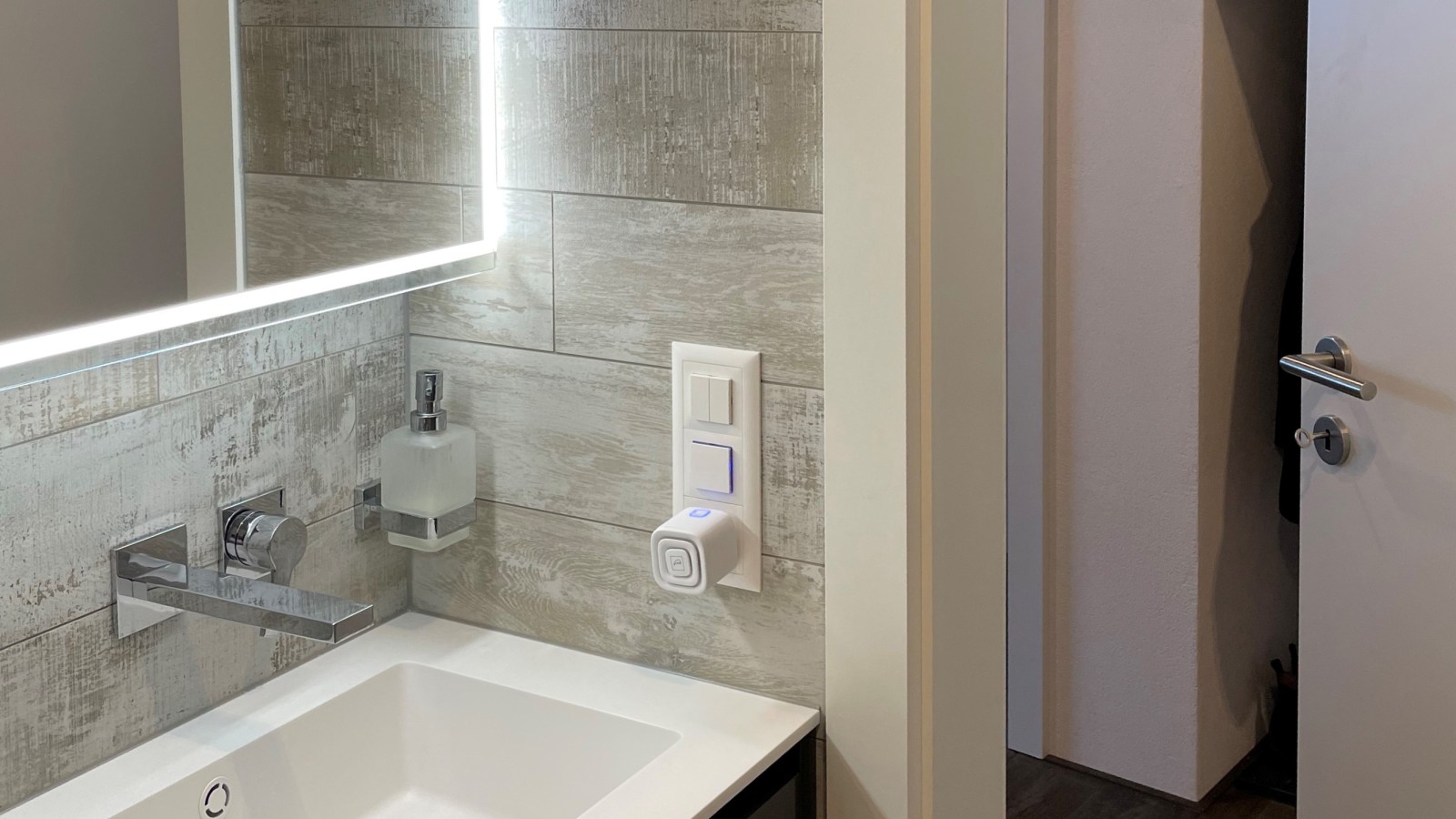 Дверь в ванную комнату, открывающаяся наружу, экономит место