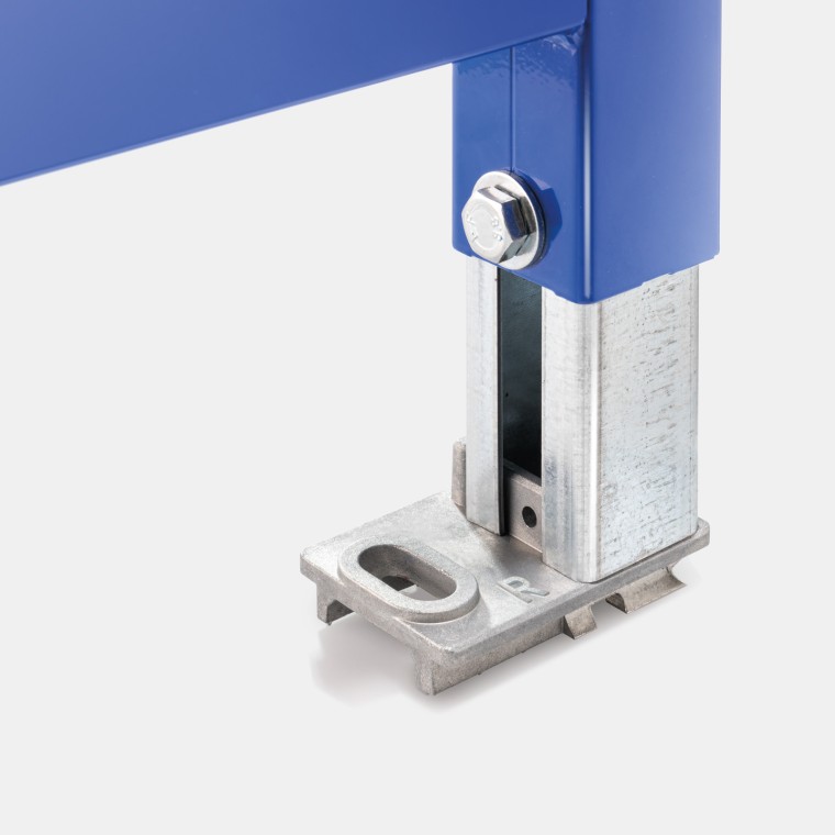 Опора с выемками для болтов крепления сантехнического профиля