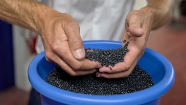 Черные пластиковые гранулы (© Ben Huggler)
