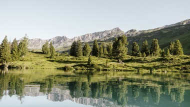 Величественный водопад среди зелени (© Geberit)