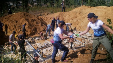 Сотрудники Geberit прокладывают трубы водоснабжения для непальской деревенской общины (© Marcin Mossakowski)