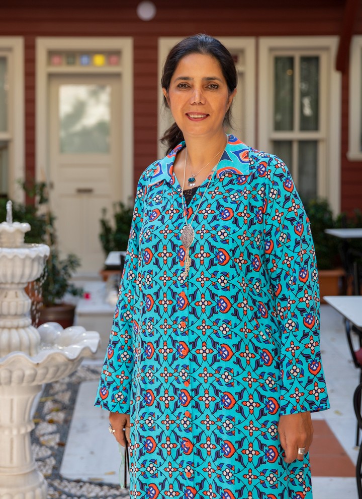 Эксперт по реставрации и владелец отеля: Дениз Алан во внутреннем дворе отеля Turkish House в Стамбуле (© Хайдар Эрчин) Эксперт по реставрации и владелец отеля: Дениз Алан во внутреннем дворе отеля Turkish House в Стамбуле (© Хайдар Эрчин)