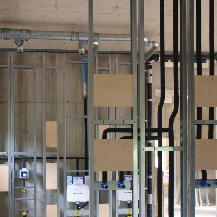 Для этого требуется несколько водосточных труб, поэтому система ливнестока относительно невелика (© Geberit)