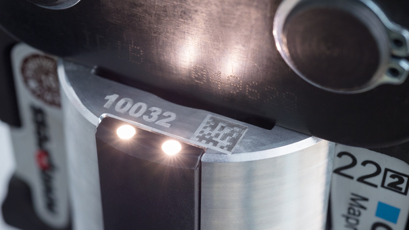 Пресс-инструмент Geberit с подсветкой точки нажатия обеспечивает оптимальную видимость