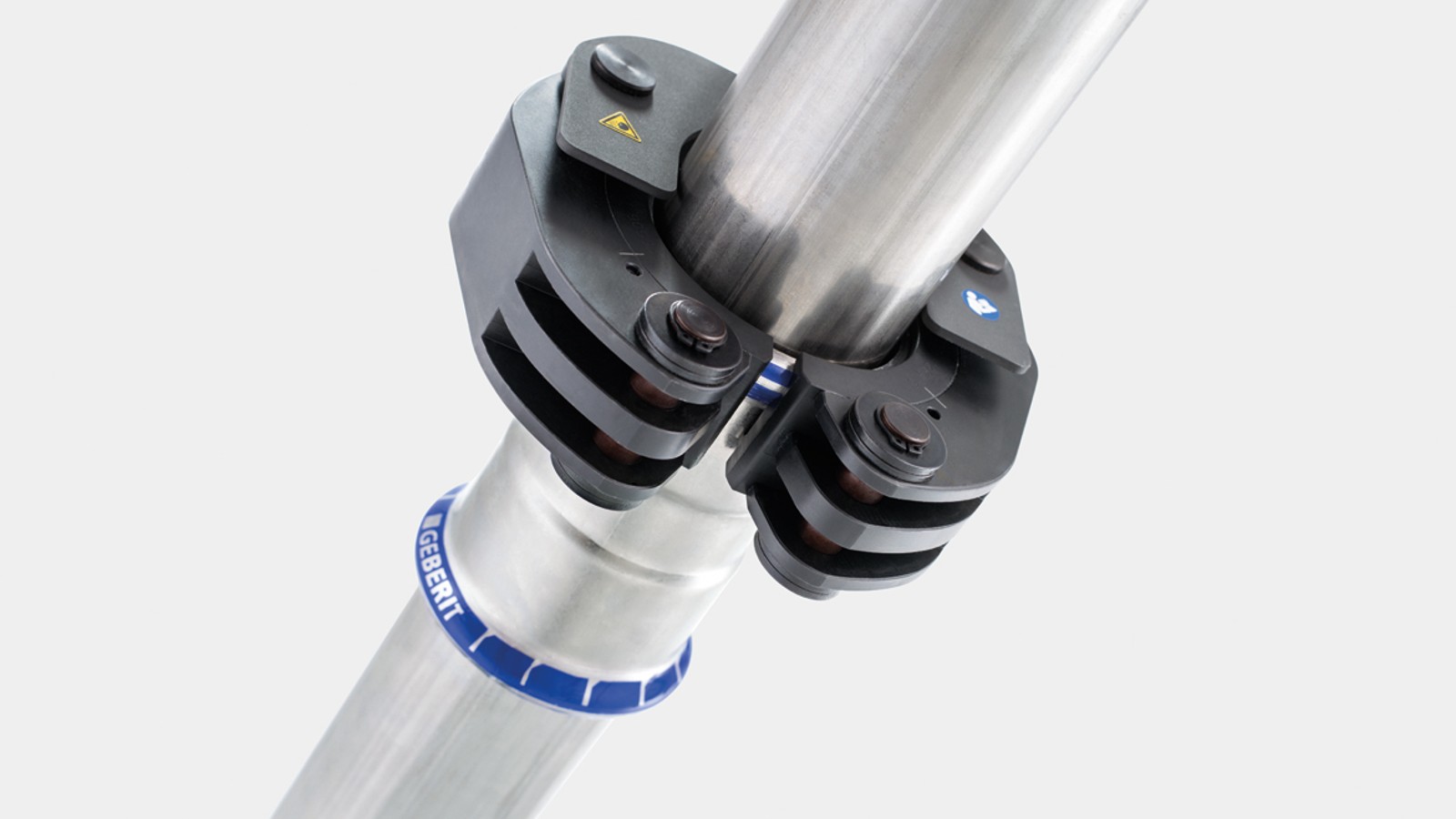 Защелкивающийся механизм фиксирует прижимное кольцо Geberit на фитинге Geberit Mapress