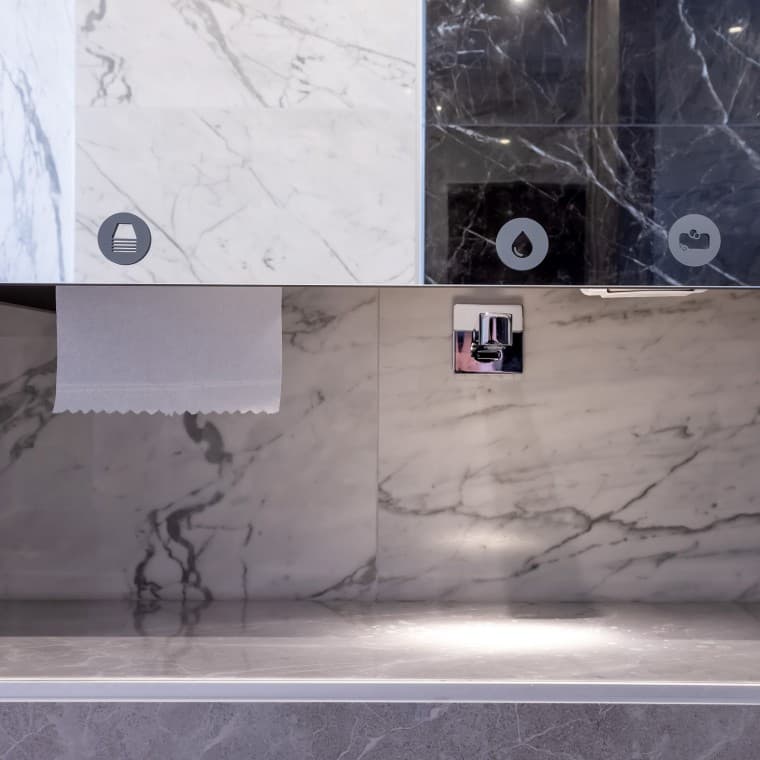 Продуманная конструкция: за широкой плиткой для раковины расположен душевой канал Geberit CleanLine 20, обеспечивающий отвод воды. (© Opernhaus Chemnitz / Nasser Hashemi) Продуманная конструкция: за широкой плиткой для раковины расположен душевой канал Geberit CleanLine 20, обеспечивающий отвод воды. (© Opernhaus Chemnitz / Nasser Hashemi)