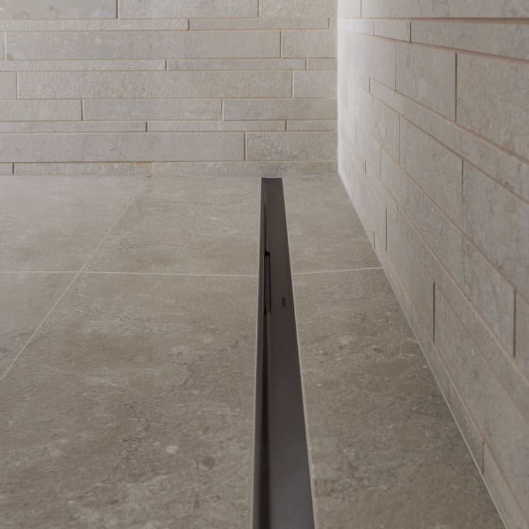 Вода стекает через элегантный канал из нержавеющей стали. Вода стекает через элегантный канал из нержавеющей стали.