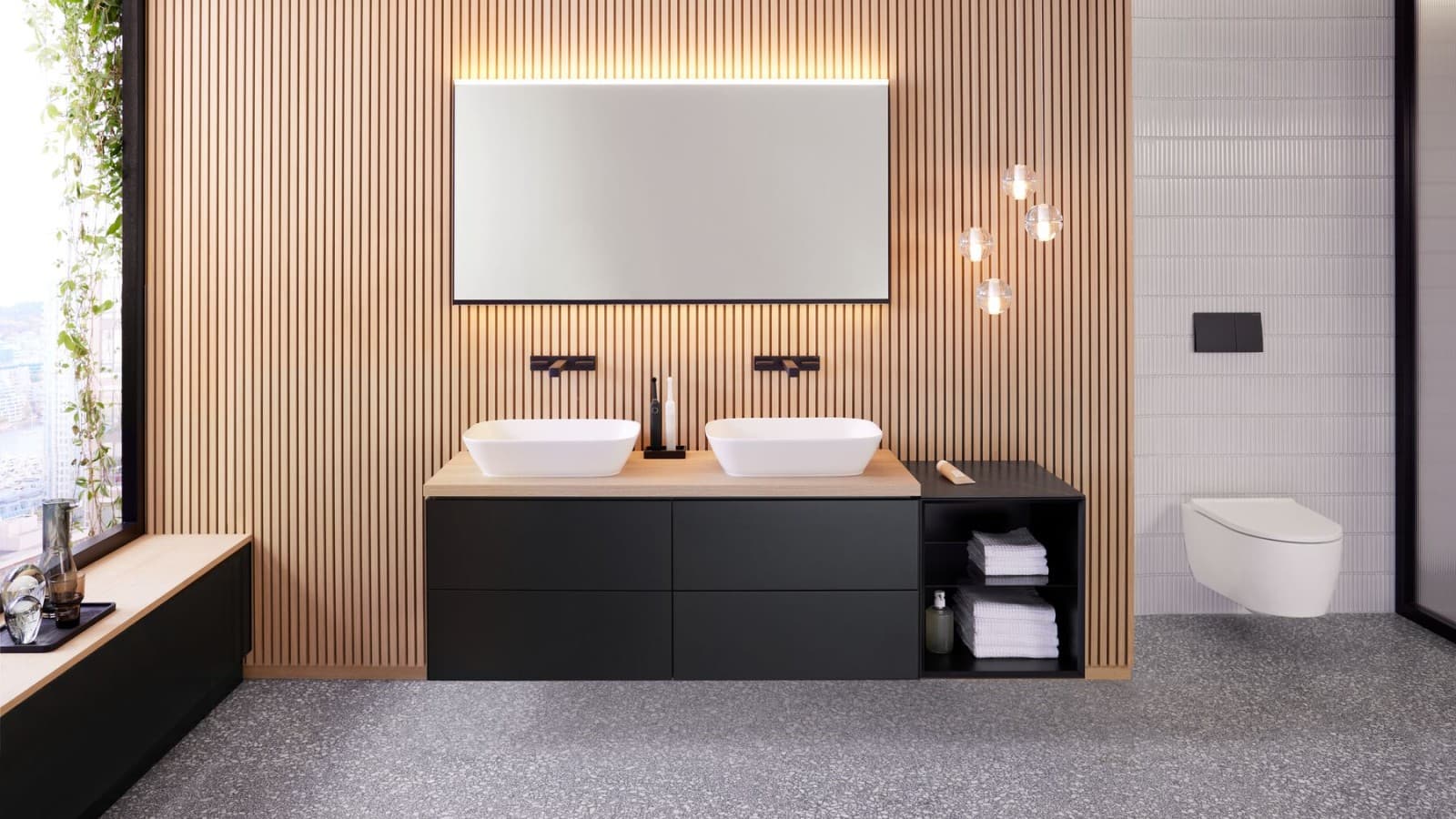 Ванная комната с керамикой Geberit, клавишей смыва Geberit Sigma70 и душевым каналом CleanLine Ванная комната с керамикой Geberit, клавишей смыва Geberit Sigma70 и душевым каналом CleanLine