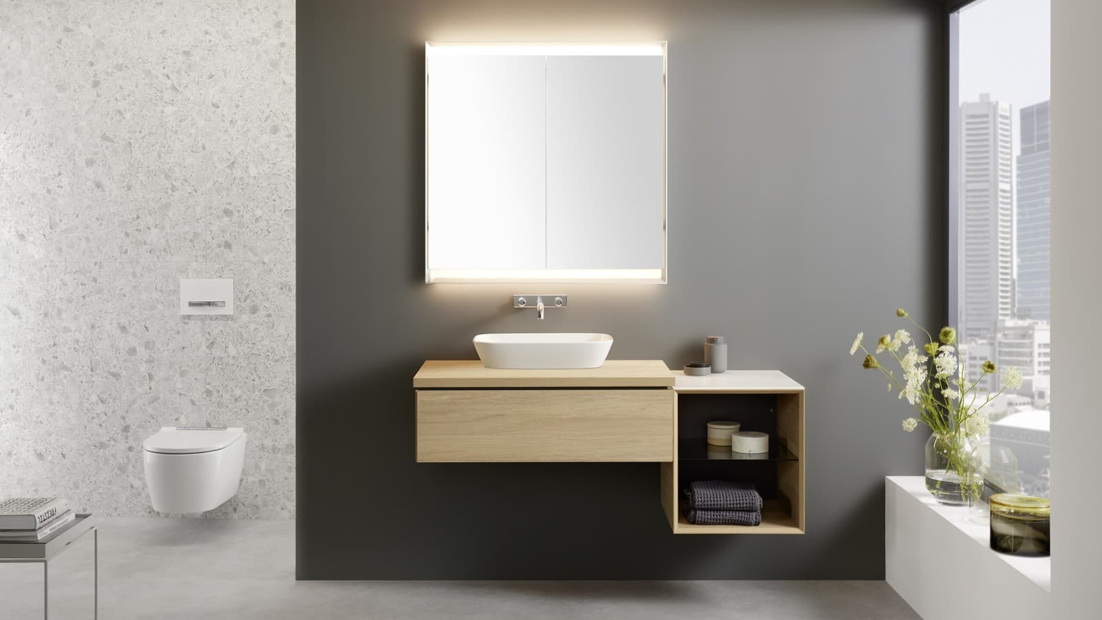 Ванная комната с подвесным унитазом Geberit WC и клавишей смыва Geberit Sigma30 Ванная комната с подвесным унитазом Geberit WC и клавишей смыва Geberit Sigma30