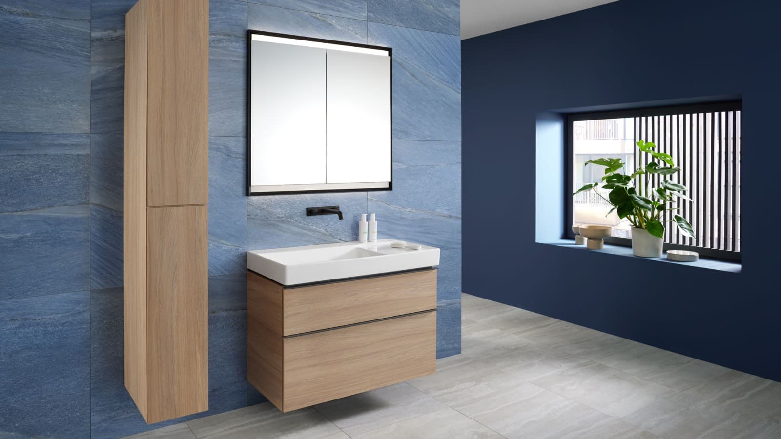 Раковина Mix & Match Geberit ONE с тумбой под раковину Geberit iCon и высоким шкафчиком Раковина Mix & Match Geberit ONE с тумбой под раковину Geberit iCon и высоким шкафчиком