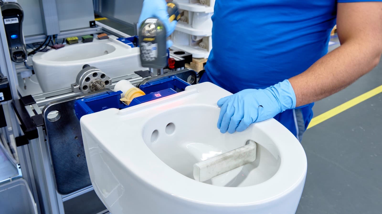 Город Йона. Специалист компании Geberit устанавливает унитаз-биде Geberit AquaClean Mera Город Йона. Специалист компании Geberit устанавливает унитаз-биде Geberit AquaClean Mera