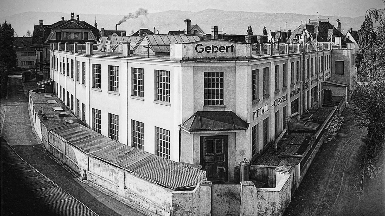 Первый завод Geberit в Рапперсвиле, 1920-е годы. Первый завод Geberit в Рапперсвиле, 1920-е годы.