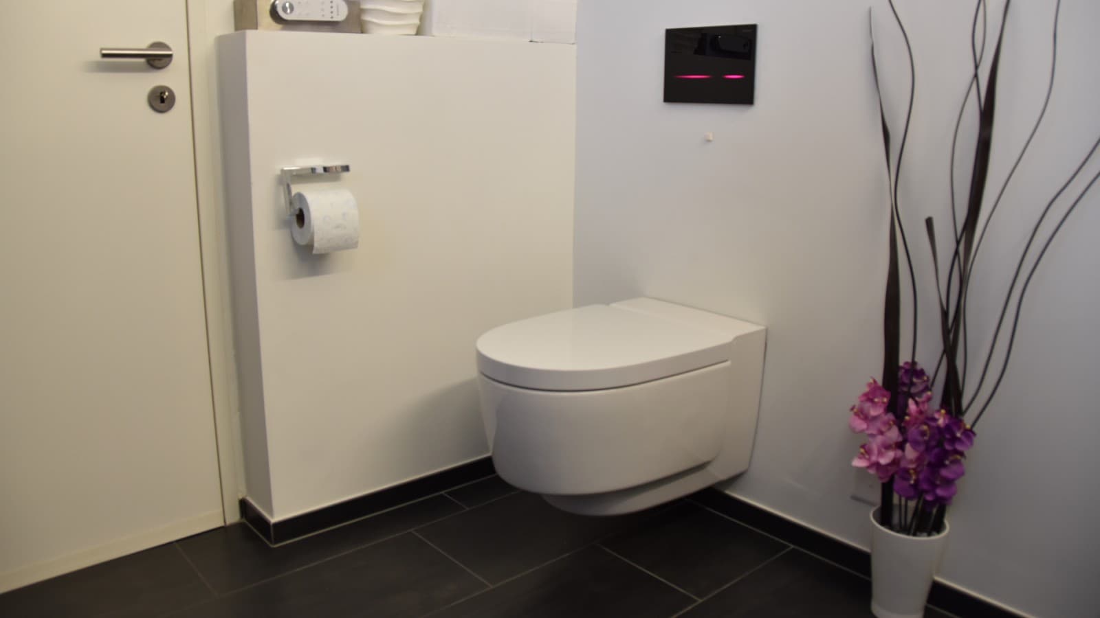 Ванная комната после ремонта с использованием различной продукции Geberit Ванная комната после ремонта с использованием различной продукции Geberit