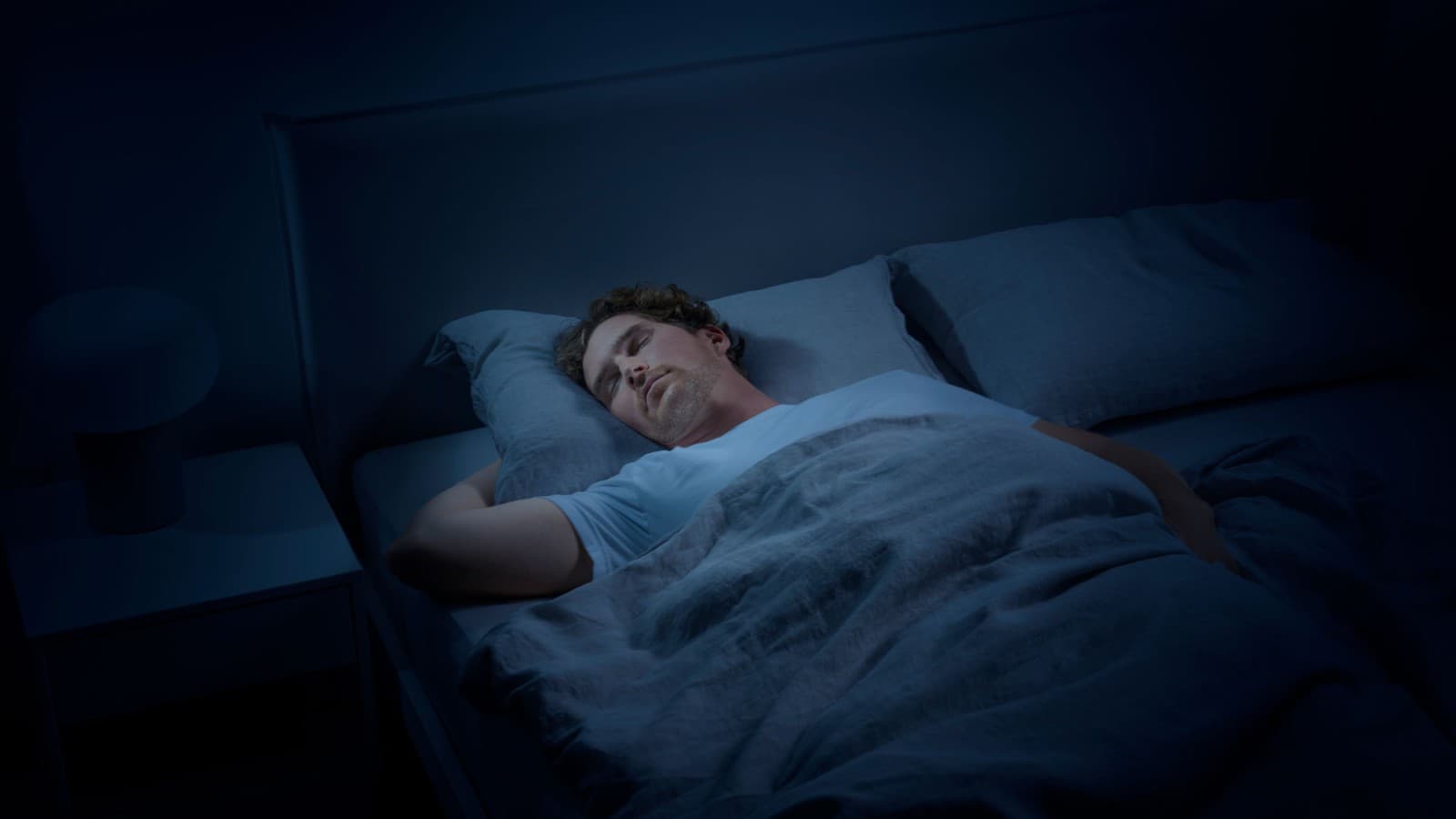 спокойно спящий мужчина спокойно спящий мужчина