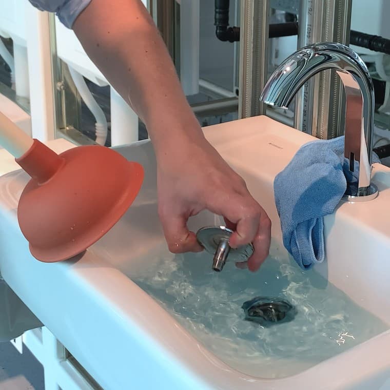 Сначала снимите крышку слива Сначала снимите крышку слива