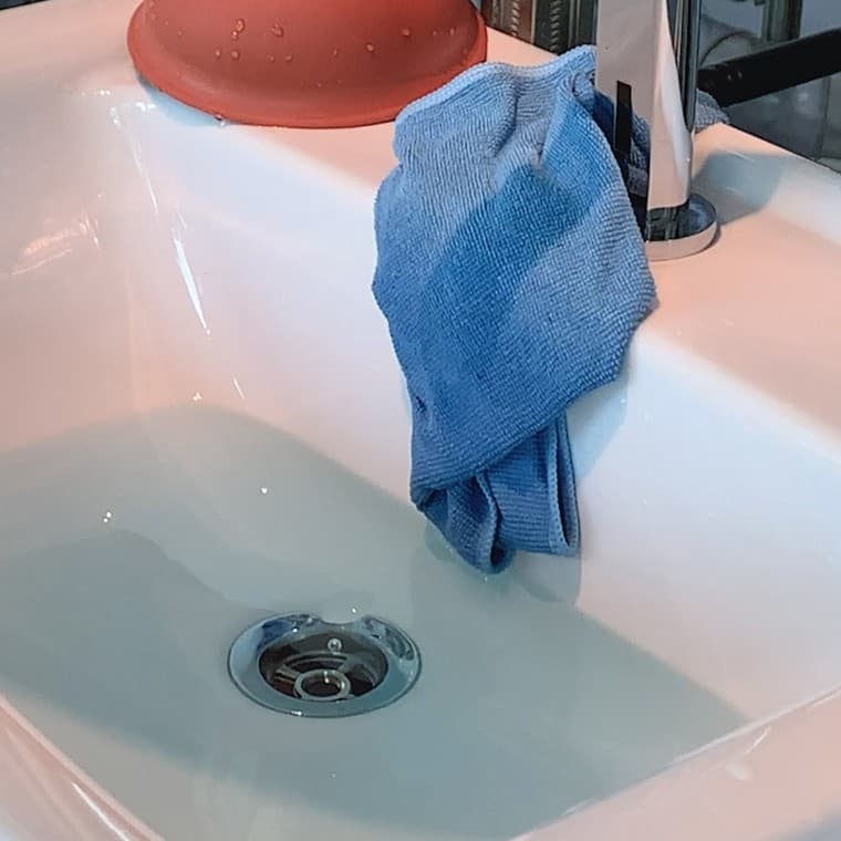 Вода уходит из раковины Вода уходит из раковины