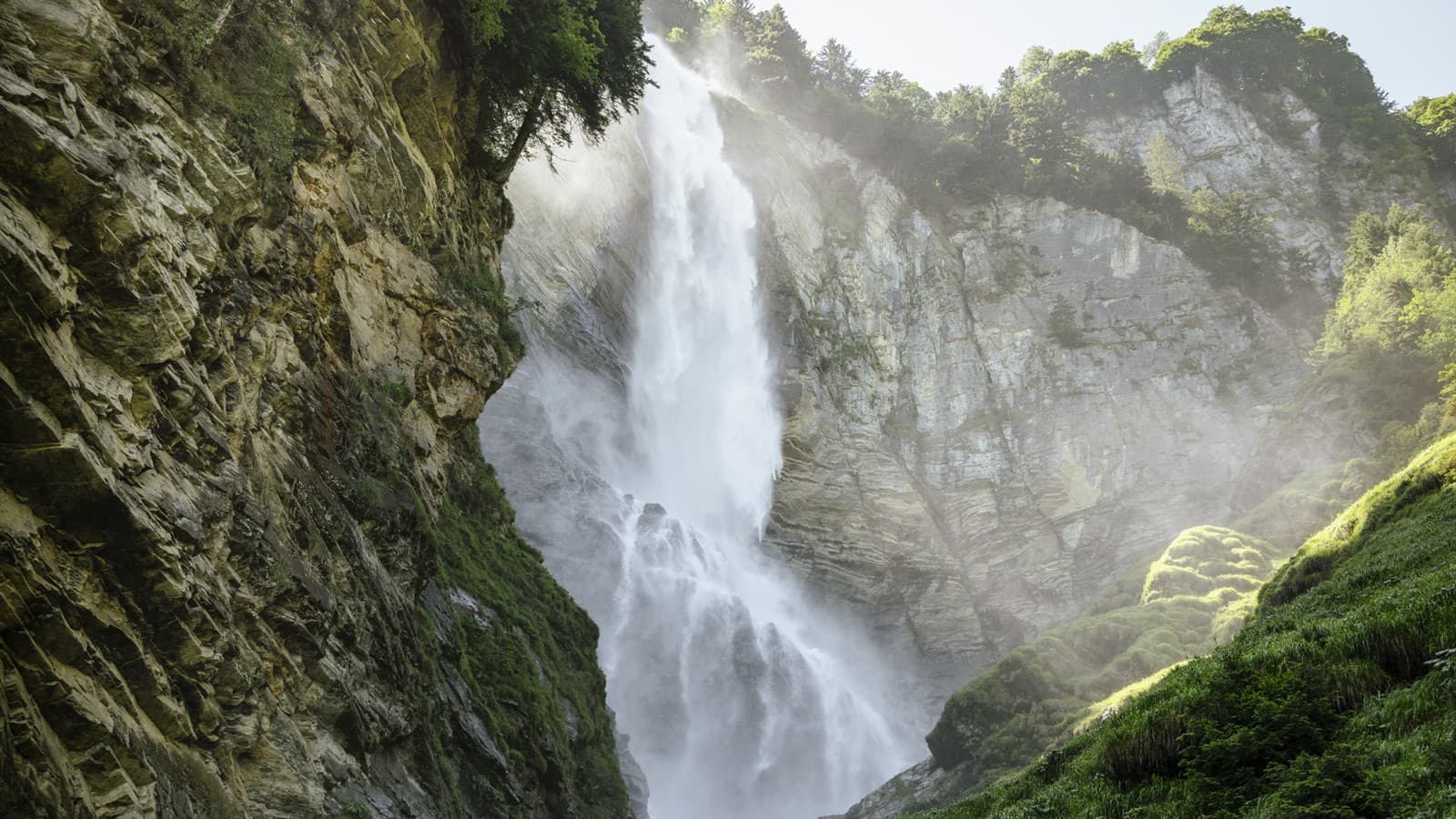 Величественный водопад среди зелени (© Geberit) Величественный водопад среди зелени (© Geberit)