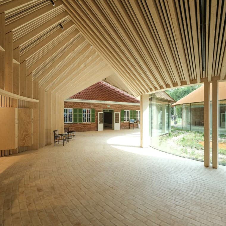 80 000 желтых кирпичей украшают пол музея, как и здесь, внутри сводчатого соединительного крыла (© R_Hjortshoj) 80 000 желтых кирпичей украшают пол музея, как и здесь, внутри сводчатого соединительного крыла (© R_Hjortshoj)