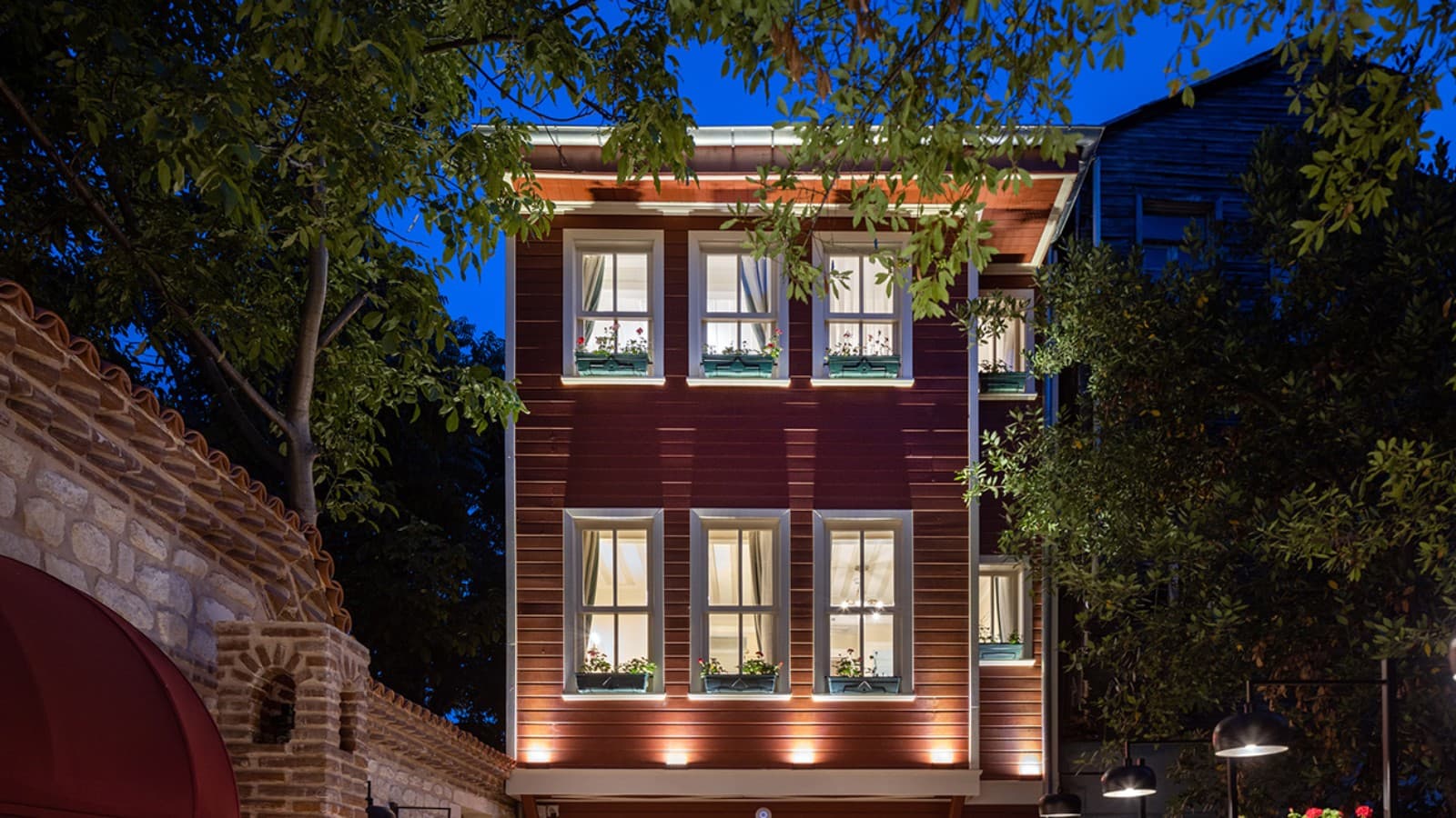 Внутренний двор отеля Turkish House в Стамбуле сочетает в себе конструктивные и декоративные элементы разных эпох (© Hotel Turkish House) Внутренний двор отеля Turkish House в Стамбуле сочетает в себе конструктивные и декоративные элементы разных эпох (© Hotel Turkish House)
