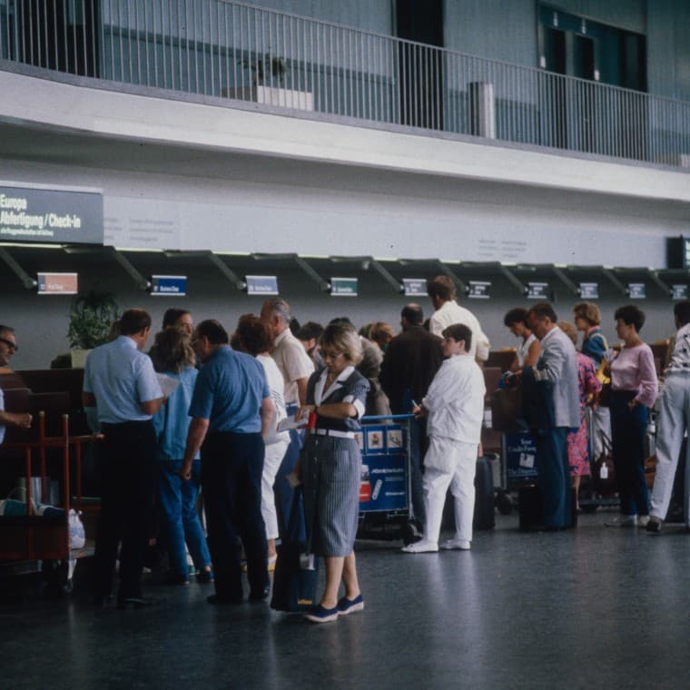 Пассажиры, ожидающие в транзитной зоне терминала А в 1986 году (© ETH-Bibliothek Zürich) Пассажиры, ожидающие в транзитной зоне терминала А в 1986 году (© ETH-Bibliothek Zürich)