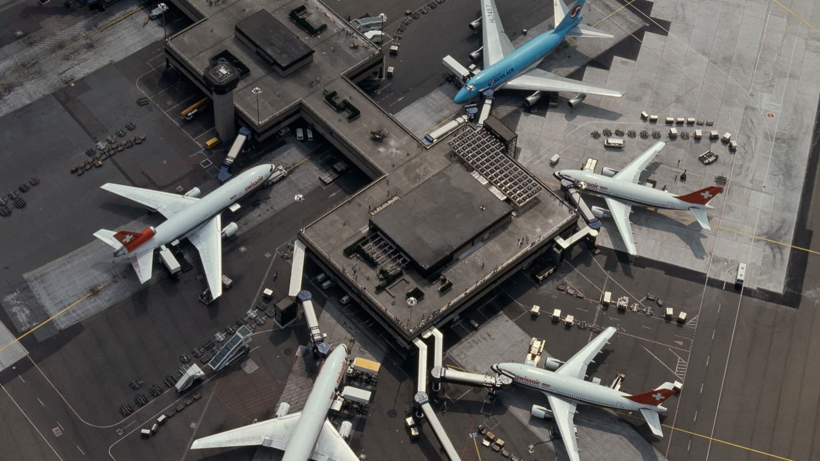 Вид сверху на терминал B в аэропорту Цюриха (начало 1980-х годов) (© Swissair) Вид сверху на терминал B в аэропорту Цюриха (начало 1980-х годов) (© Swissair)