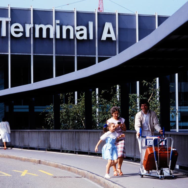 Пешеходы перед терминалом А в 1985 году (© Swissair) Пешеходы перед терминалом А в 1985 году (© Swissair)