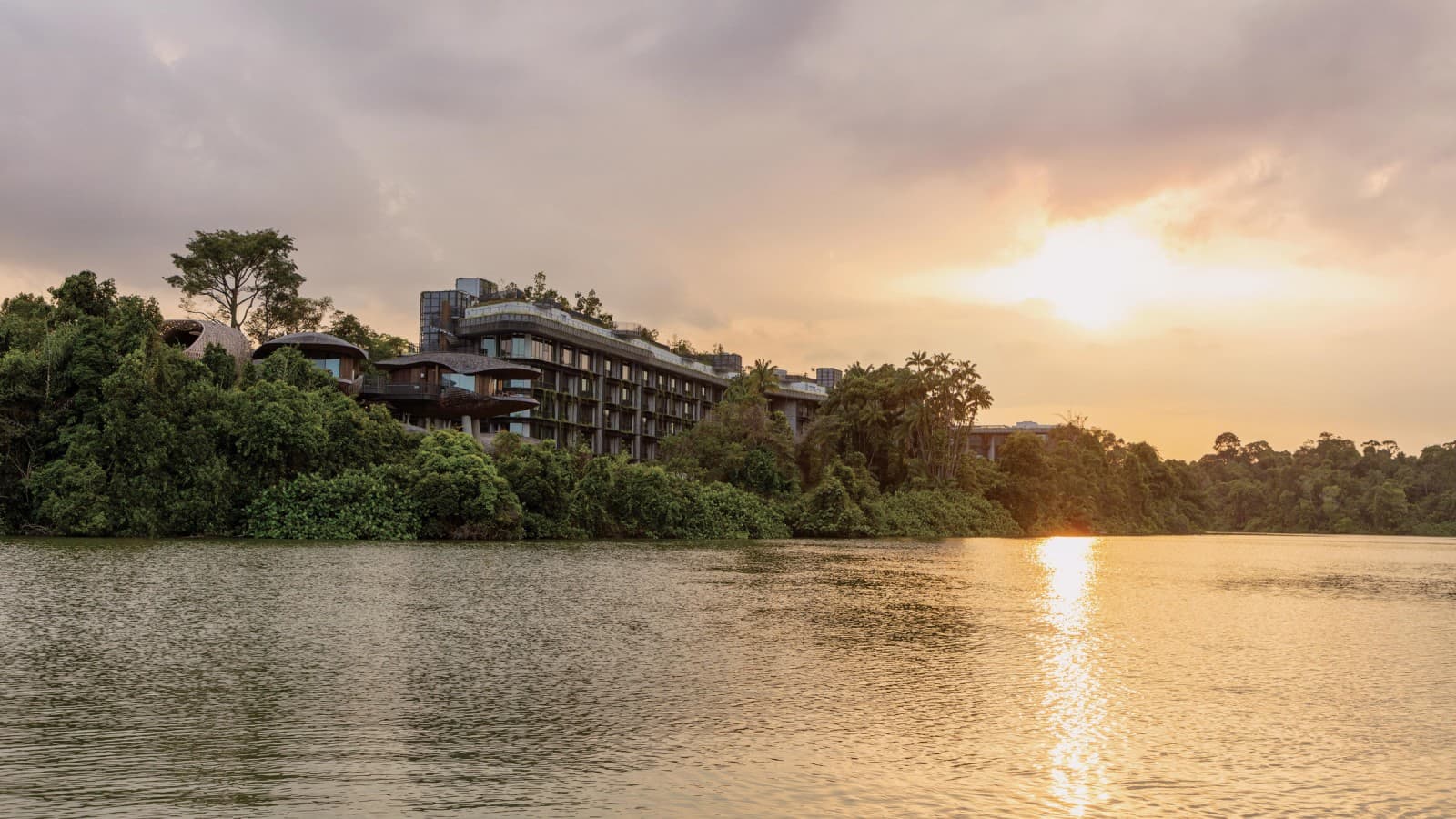 В состав курортного комплекса также входит пятиэтажное здание (© Banyan Tree). В состав курортного комплекса также входит пятиэтажное здание (© Banyan Tree).