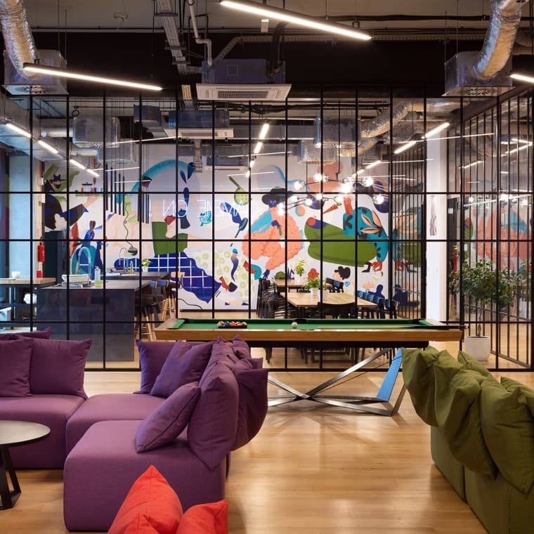 Общее пространство в LivinnX располагает к тому, чтобы здесь задержаться и "потусоваться" (© Jaroslaw Kakal/Geberit) Общее пространство в LivinnX располагает к тому, чтобы здесь задержаться и "потусоваться" (© Jaroslaw Kakal/Geberit)