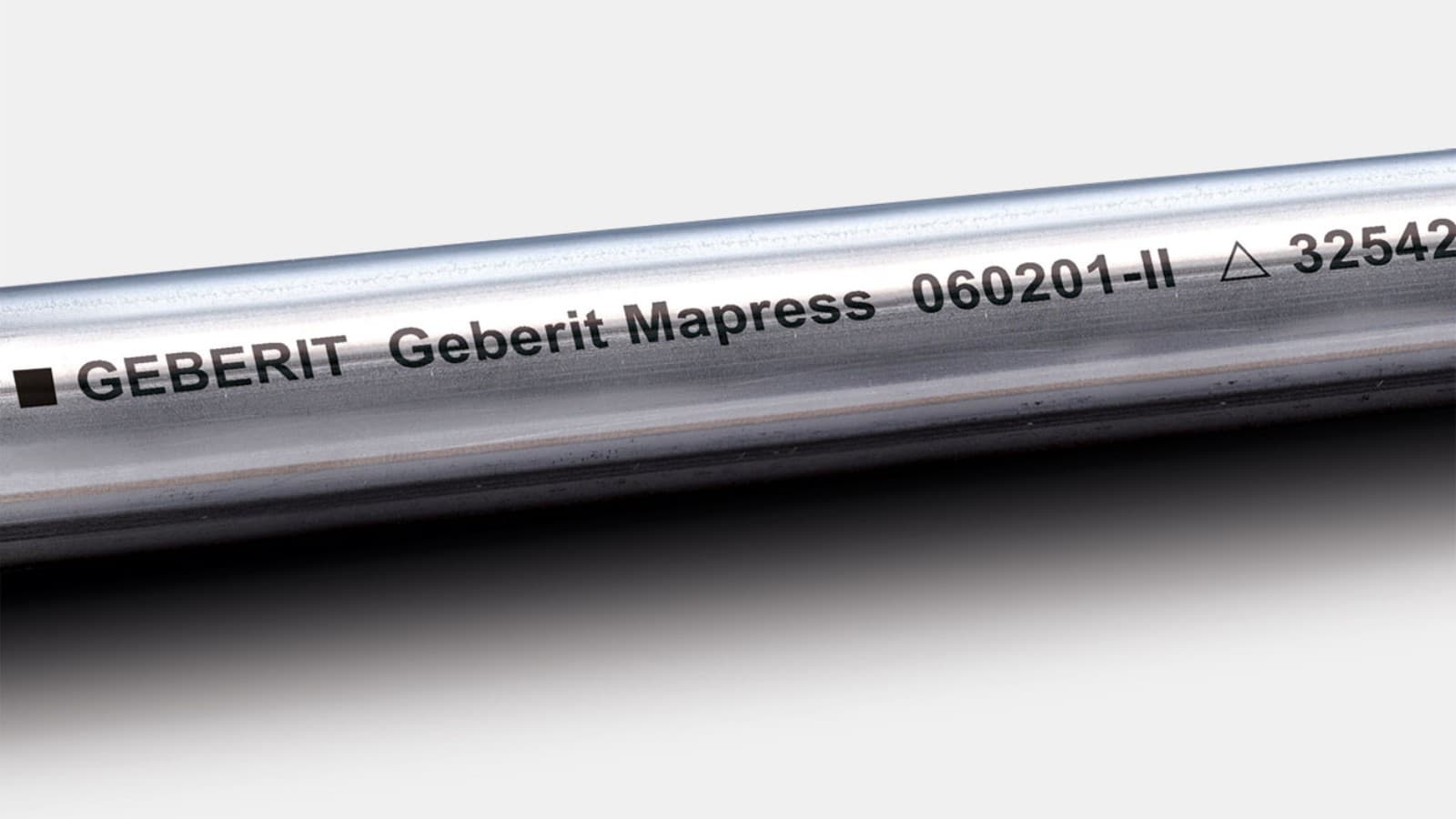 Черная метка идентифицирует систему труб из нержавеющей стали Geberit Mapress CrNiMo Черная метка идентифицирует систему труб из нержавеющей стали Geberit Mapress CrNiMo